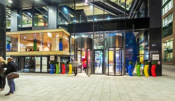    Menempati sejumlah lantai, di tempat inilah karyawan sales, marketing dan finance Google bekerja. (Kredit foto: Peter Würmli, Camenzind Evolution)     