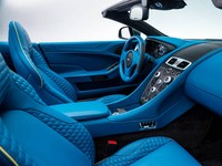 Sementara itu, karena menggunakan serat panel karbon maka Vanquish Volante interiornya juga menawarkan kesan yang nyaman dan canggih. Kabin 2 +2 memberikan kesan elegan dengan sentuhan jok kulit serta beberapa sentuhan krom di beberapa bagian.