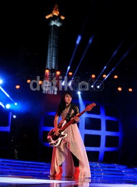 Chua 'Kotak' terpaksa dilarikan ke rumah sakit di lagu kedua karena kelelahan.