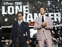 Kedua pemeran utama, Johnny Depp dan Armie Hammer berpose bersama. REUTERS/Mario Anzuoni.