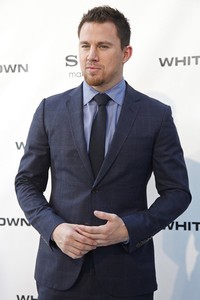 Ia tampak necis dibalut setelan jas dan dasi biru dongker dan kemeja biru muda. REUTERS/Jonathan Ernst.