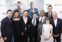 Channing berpose bersama Maggie Gyllenhaal, produser James Vanderbilt , produser Brad Fischer, produser, Reid Carolin, sutradara Roland Emmerich, Jamie Foxx, dan Joey King. REUTERS/Jonathan Ernst.