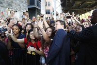 Channing berfoto bersama fans. REUTERS/Jonathan Ernst.