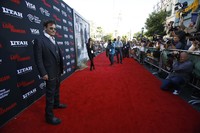 Pemenang People's Choice Award pada 2006 sebagai bintang film pria terfavorit ini eksis diburu para fotografer. REUTERS/Mario Anzuoni.