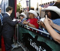Ia pun sempat memberikan tanda tangannya kepada para fans. REUTERS/Mario Anzuoni.