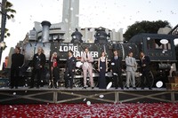 Para pemain film yang diproduksi oleh Walt Disney Pictures itu berpose bersama dengan latar belakang kereta lokomotif. REUTERS/Mario Anzuoni.