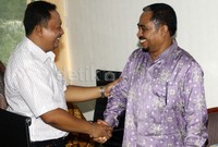 Usai persidangan, Ziad bersalaman, berpelukan dan cipika-cipiki dengan Luthfi. Lamhot Aritonang/detikFoto.