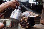 Memodifikasi Helm dari Batok Kelapa