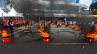 Satgas pencegahan kebakaran mengikuti lomba mencegah kebakaran di Tambora, Jakarta Barat, Minggu (23/6).