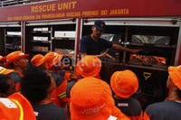 Warga juga diperkenalkan dengan mobil dan alat-alat pemadam kebakaran.