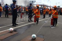 Juri tampak menilai kemampuan perserta mengunakan alat pemadam api.