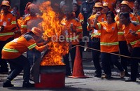 Peserta lain tampak memberikan semangat ketika temanya berusaha memadamkan api.