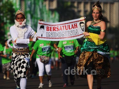 Kostum Unik Peserta Lomba Lari