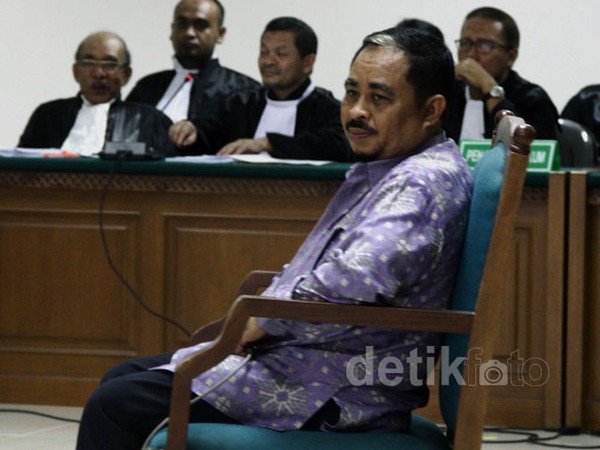 Luthfi Hasan Jalani Sidang Perdana