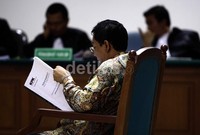 Fathanah didakwa secara alternatif, yaitu Pasal 12 huruf a atau Pasal 5 Ayat (2) atau Pasal 11 UU Pemberantasan Tindak Pidana Korupsi. Ancaman hukumannya maksimal 20 tahun penjara. Lamhot Aritonang/detikFoto.
