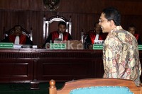 Fathanah tiba di ruang sidang. Selain kasus dugaan suap terkait pengurusan kuota impor daging sapi, Ahmad Fathanah juga didakwa melakukan tindak pidana pencucian uang. Totalnya mencapai puluhan miliar rupiah. Lamhot Aritonang/detikFoto.