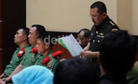 Penasehat hukum terdakwa Kol Rokhmat membacakan eksepsi atas dakwaan oditur militer kepada Serda Ucok Tigor Simbolon, Serda Sugeng Sumaryanto dan Koptu Kodik.
