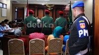 Wadanru Provost Kopassus Grup II didakwa oditur militer telah lalai sehingga menimbulkan kerugian pada kesatuannya karena tidak bisa mencegah kepergian Serda Ucok cs.