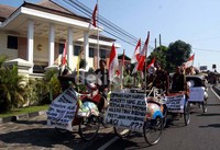 Anggota Paguyuban Supir Becak Yogyakarta menggelar aksi demo menukung Kopassus dalam memberantas preman di Yogyakarta yang dilakukan saat digelar di Dilmil II/11 Yogyakarta.