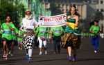 Kostum Unik Peserta Lomba Lari