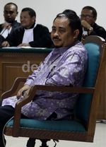 Luthfi Hasan Jalani Sidang Perdana