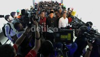 Gubernur DKI Jakarta Joko Widodo (tengah) bersama Menteri Negara BUMN Dahlan Iskan dan Dirut Jakarta Monorail Banyu Biru Djarot (batik merah) meninjau ruangan monorel. (Heru Susanto)