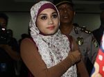 Sefti Peluk dan Cium Fathanah Sebelum Sidang