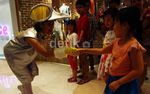 Pemain Timun Mas Hibur Pengunjung Mall
