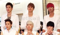 Hyuk, Ken, N, Hongbin, Ravi, Leo kompak memakai kostum serba putih. Ron/detikHOT.