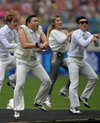 Psy mengajak penonton bergoyang di lagu 'Gangnam Style'. Peter Parks/AFP.