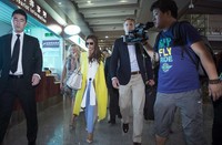 Victoria disambut hangat dari para fans saat tiba di Beijing Capital International Airport. REUTERS/Stringer.