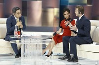 Victoria tidak melepaskan pandangannya dari sang suami. REUTERS/Stringer.