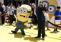 Steve Carell, aktor komedi sekaligus cast member 'Despicable Me 2', berfoto bersama minion. REUTERS/Danny Moloshok.