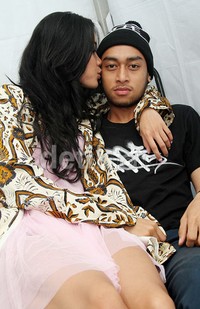 Widi tampak mesra di pangkuan sang kekasih, Rico. (dok. detikHOT)