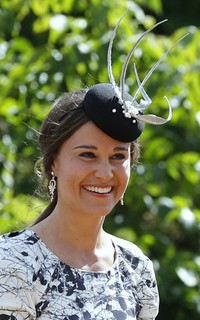 Pippa mengenakan topi hitam dengan detail bulu yang unik. REUTERS/Phil Noble.