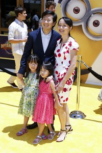 Aktor Ken Jeong juga mengajak anaknya untuk premiere film 3D tersebut. REUTERS/Danny Moloshok.