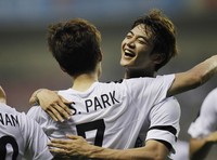 Minho 'SHINee' memeluk Park Ji Sung. REUTERS/Aly Song.