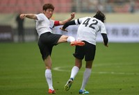 Park Ji Sung menendang bokong Lee Kwang Soo. Peter Parks/AFP.
