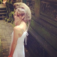 Ashley Greene dan Vanessa Hudgens mengunjungi Bali untuk menghadiri acara Oakley Bali Pro 2013 yang digelar di Pantai Benoa. (dok. Instagram)