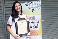 Diah Ayu Lestari menunjukkan penghargaan dari Hanover, Jerman. Gus Mun/detikHOT.