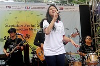 Dia juga menyanyi di atas panggung. Gus Mun/detikHOT.