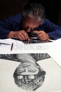 Dibutuhkan keahlian minimal 10 tahun di bidang desain agar bisa mengukir plat yang menyerupai desain uang. Kemudian plat manual itu dicetak secara massal.