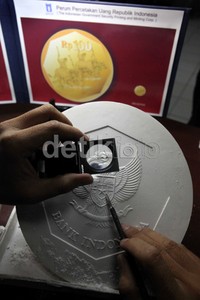 Selain uang kertas, Perusahaan Umum Percetakan Uang Republik Indonesia juga mencetak uang logam.