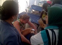 Seorang pelari bule harus mendapat perawatan di tenda medis, setelah mengikuti lomba di kota yang panas ini.