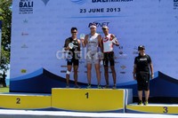 Para pemenang dari kategori Olympic Distance di kelompok putra (ki-ka): Andy Wibowo (Indonesia), Michael Bucek (Slovakia), Assad Attamini (Australia).