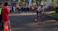 Para peserta kemudian akan bersepeda melewati Jalan Bypass Ngurah Rai yang menghubungkan Jimbaran dan Nusa Dua. Di kategori Olympic Distance, 40 kilometer adalah jarak yang harus ditempuh. Sementara di kategori Sprint Distance, jarak yang ditempuh adalah 20 kilometer.