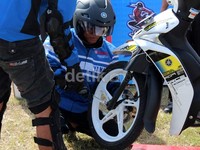 Tantangan pertama, membuka dan memasang roda depan motor. Maksimal 2 menit Bro! Ada peserta yang melakukannya dalam 5 menit.