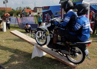 Tantangan menguji adrenalin kedua, posko 'Jungkat Jangkit' : peserta harus bisa melewati tantangan papan jungkat jangkit yang terletak di atas tanah becek atau lumpur. Harus dua menit juga.