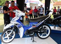 Pengunjung di Lapangan Aspol Kalibliruk, Slawi, Tegal ini bisa melihat-lihat motor Force yang baru diluncurkan di Tegal akhir pekan ini.