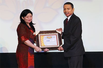 Unggul di Layanan, BCA Raih Banking Service Excellence Awards 2013